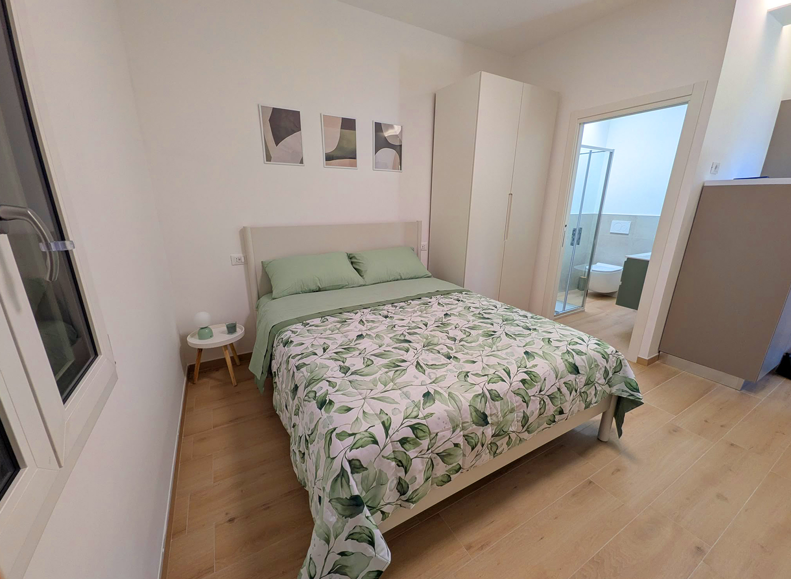 Zona notte del monolocale Aria di Capanna Deluxe, alloggio per soggiorni a Teramo