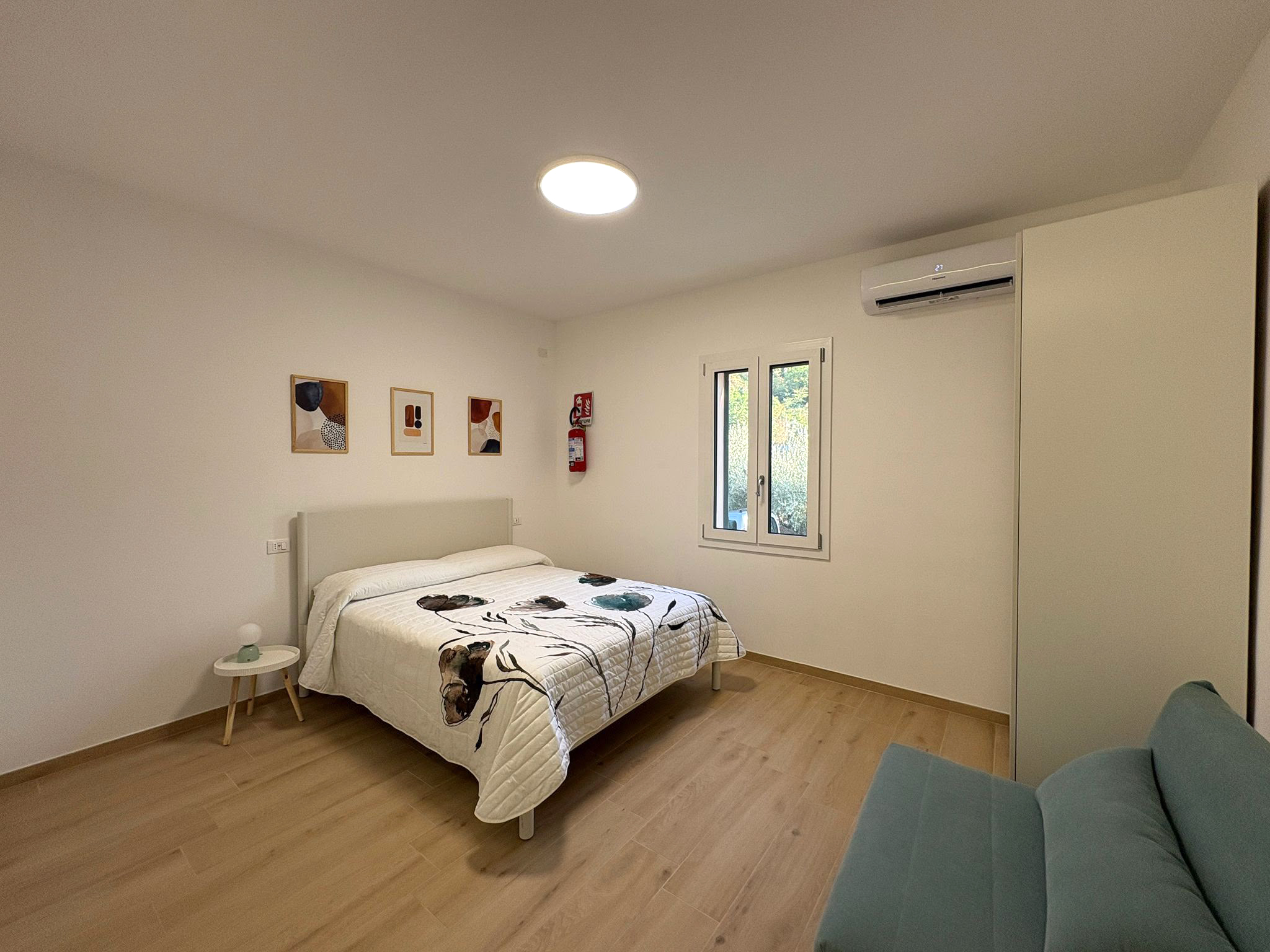 Interno luminoso del monolocale Sole di Capanna Deluxe a Teramo con letto matrimoniale e area relax