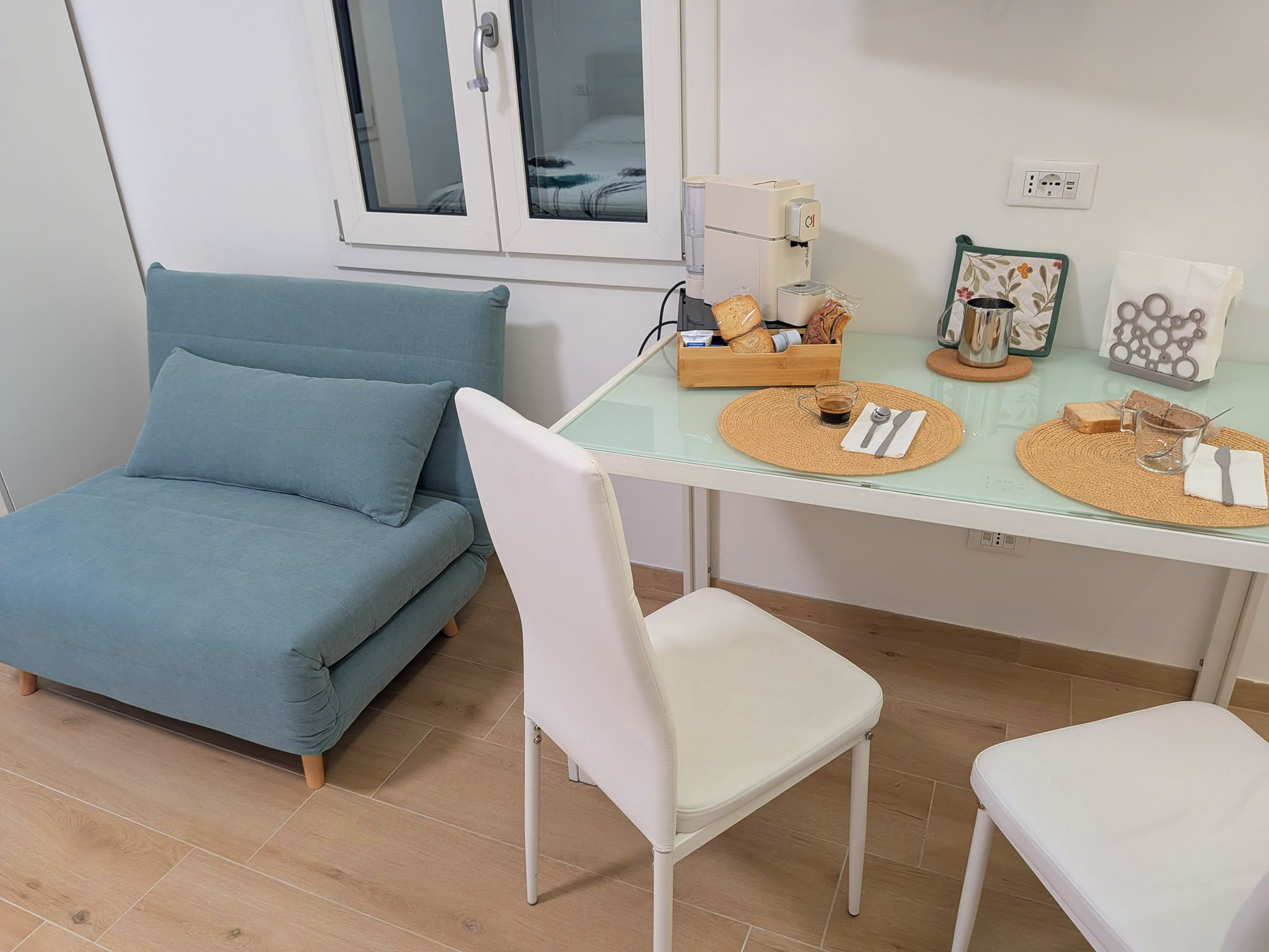 Area colazione e relax del monolocale Sole di Capanna Deluxe, soggiorno a Teramo